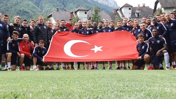 Başakşehirli futbolcular Türk Bayrağı açtı
