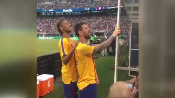 Neymar ile Messi, tribünde bir şey görürse!