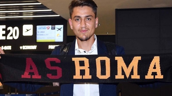 Cengiz Ünder, Roma atkısıyla pozunu verdi
