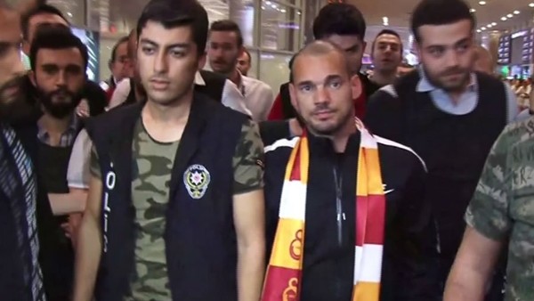 Galatasaraylı Sneijder İstanbul'da! Dursun Özbek istifa sesleri