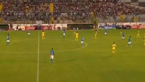 Vlad Chiriches, orta sahadan kaleciyi avladı!