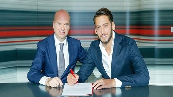 Hakan Çalhanoğlu Milan'a imza attı