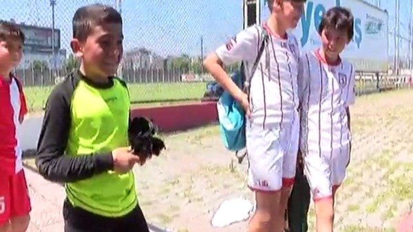 Minik kaleci ile futbolcuların güldüren diyaloğu