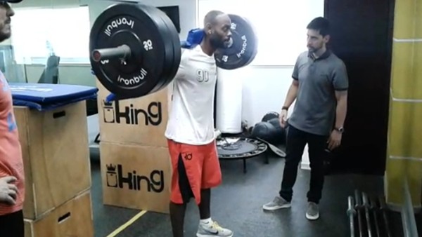 Vagner Love, Brezilya'da güç depoluyor