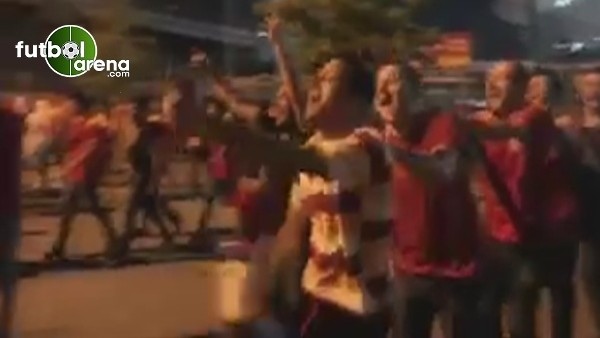 Galatasaraylı taraftarlarından Ndiaye tezahüratı