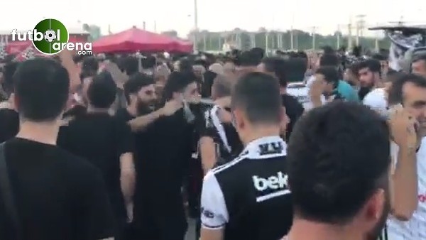 Beşiktaş taraftarı ''tinerciler geldi'' tezahüratı yapıyor