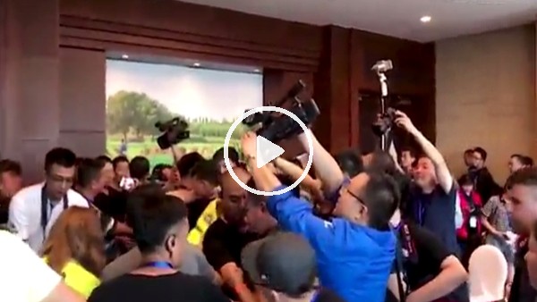 Çin'de Ronaldinho izdihamı