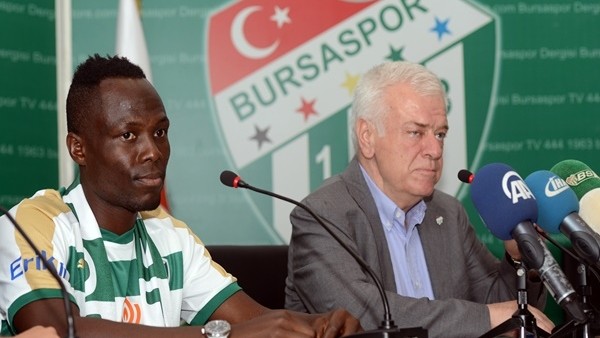 Badu resmi sözleşmeye imza attı