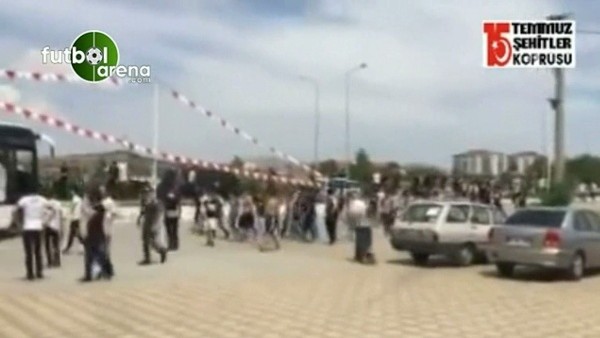 Konyaspor taraftarı sandıkları araca saldırdılar