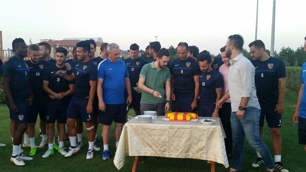 Kayserili taraftarlar futbolculara pasta ikram etti