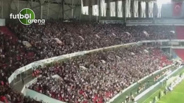 Beşiktaşlı taraftarlar: "Yaşa Mustafa Kemal Paşa Yaşa"