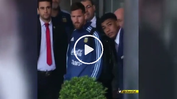 Lionel Messi, minik hayranını üzmedi!