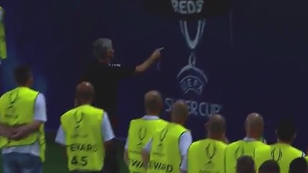 Mourinho madalyasını taraftara verdi