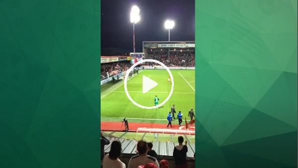 Kaleci taraftarların üzerine top attı