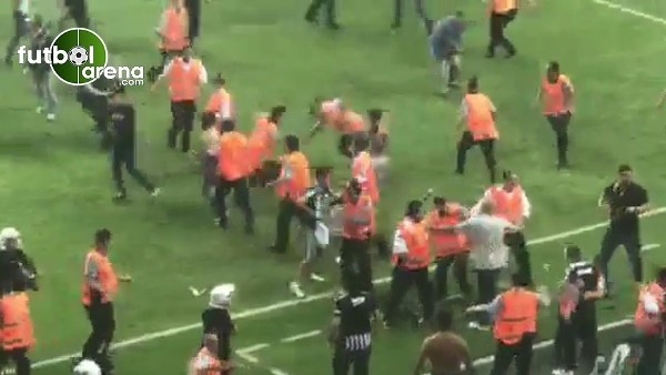 Beşiktaş - Konyaspor maçı sonrasında saha karıştı