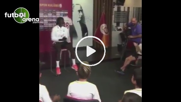 Galatasaraylı miniklerden Gomis'e sürpriz