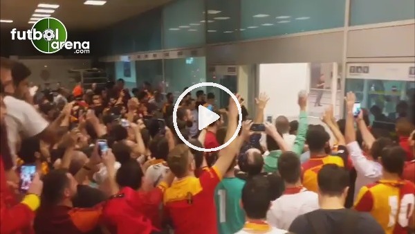 Galatasaray taraftarı gelen her yolcuyu karşıladı