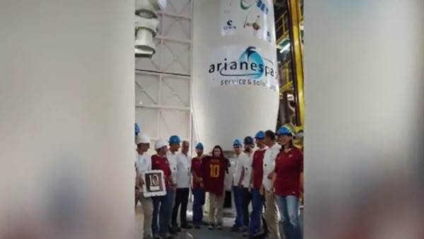 Totti'nin son maçta giydiği forması uzaya gönderildi