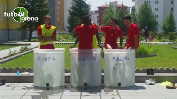 Kayserisporlu oyuncular buzlu su ile serinlediler.