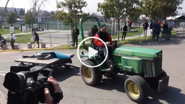 Futbolcudan gazetecilere ölü taklidi!