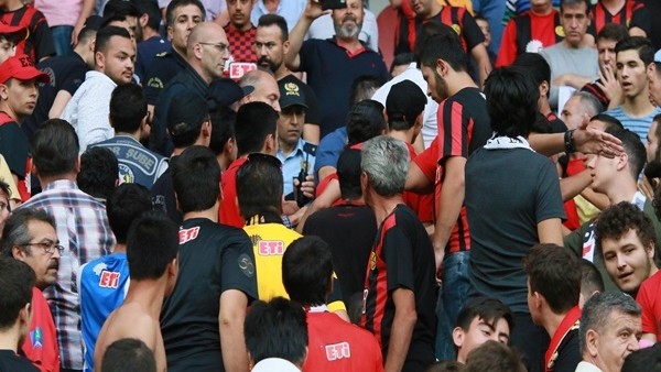 Taraftar ile polis arasında arbede