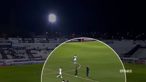 Rakip takımın teknik direktörüne fiziksel müdahalede bulundu