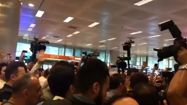 Beşiktaşlı taraftalar Negredo'yu tezahüratlarla karşıladı