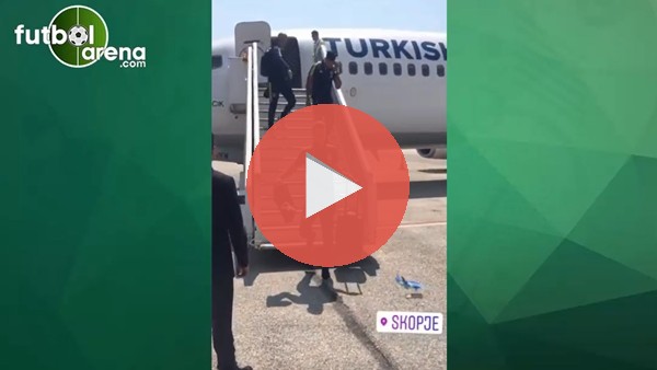 Aatif Chahechouhe ve Nabil Dirar uçaktan şakalaşarak indi