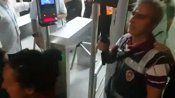 Göztepe'de bir taraftar protokole girmek istedi