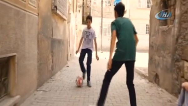 Galatasaraylı futbolcularla Suriyeli çocukların buluştuğu video yayınlandı