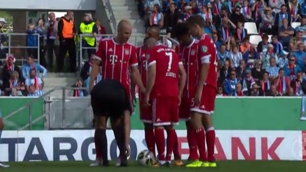 Franck Ribery kadın hakemin ayakkabısının bağcığını çözdü!