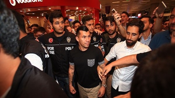 Beşiktaş'ın yeni transferi Medel, İstanbul'a geldi