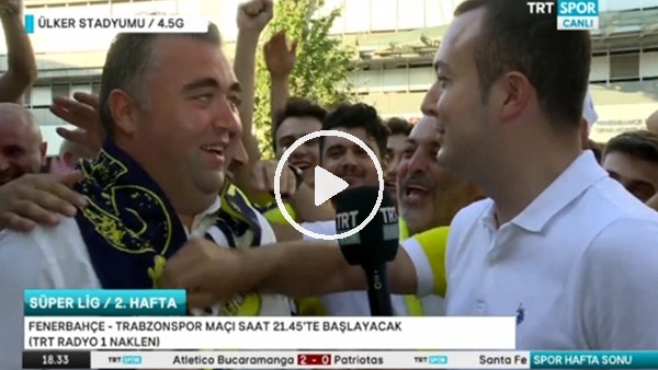 Fenerbahçeli taraftarlar Trabzonspor muhabirine atkı giydirdi