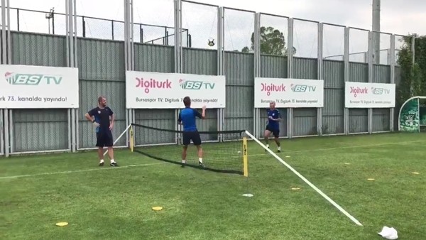 Paul Le Guen ayak tenisi maçında kaybetti