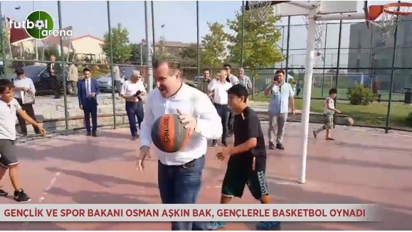 Gençlik ve Spor Bakanı Osman Aşkın Bak, gençlerle basketbol oynadı