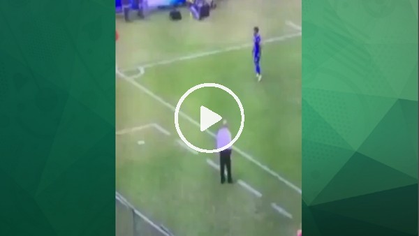 Taraftarar rakip takımın hocasının kafasına top attı