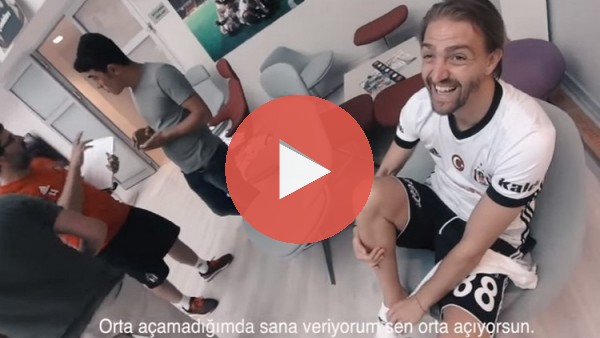 Ryan Babel kamerasını aldı ve soyunma odasını çekti