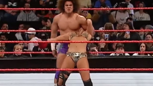 Kadın rakibine acımadan saldırdı