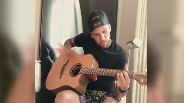 Dani Alves'in on parmağında on marifet