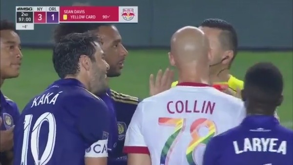 Kaka şakalaşırken kırmızı kart gördü