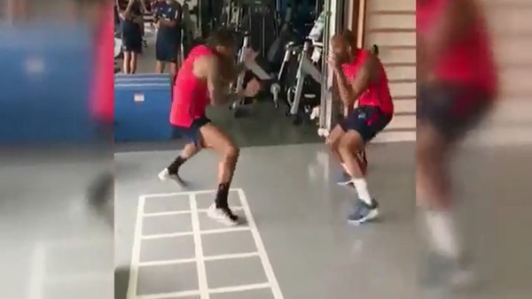 Dani Alves'ten Muhammed Ali teknikleri!