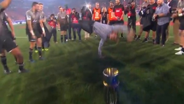 Crusaders çalıştırıcısı Scott Robertson'dan break dans