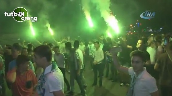 Konyasporu havaalanında görkemli karşılama