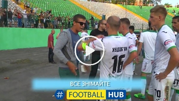 Öfkeli taraftarlar, futbolcuların formasını çıkarttırdı!