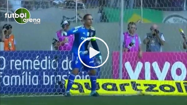 Penaltının atılacağı köşeyi gösteren kalecinin rakibi çıldırtması