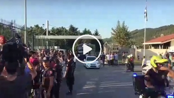 Beşiktaş takım otobüsü tesislerden ayrılırken.