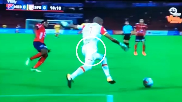 Eski Galatasaraylı kaleciden şık çalım!