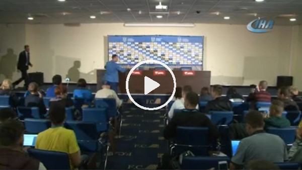 Andriy Shevchenko'yu basın toplantısı öncesi alkışladılar