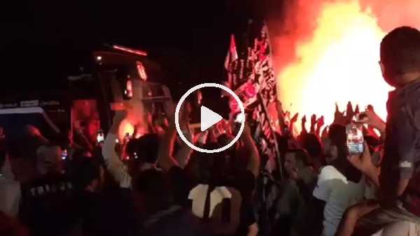 Beşiktaşlı taraftarlardan futbolculara destek!