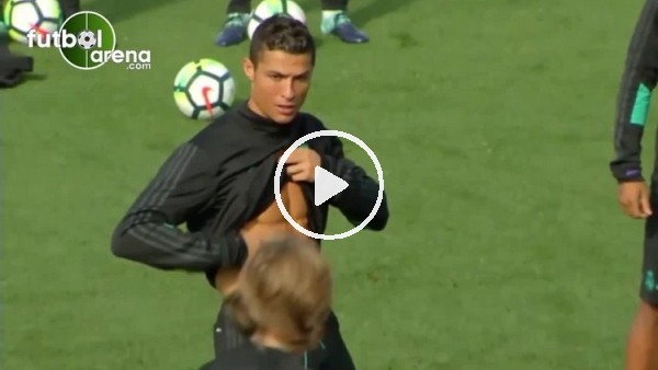 Cristiano Ronaldo baklavalarını gösterdi